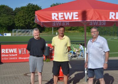 Große Unterstützung für unseren Verein: Vier neue Sonnenschirme!